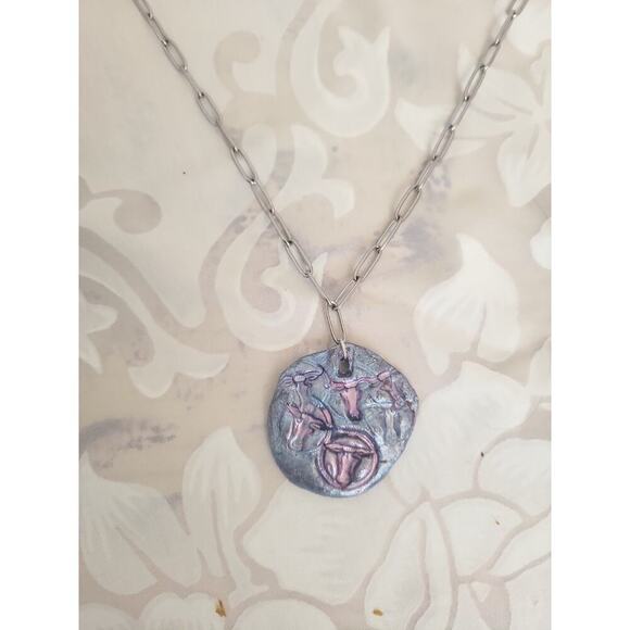 Iridescent Pearl Magenta Blue Bull Stamped Coin Stainless Steel Necklace - Picture 6 of 7